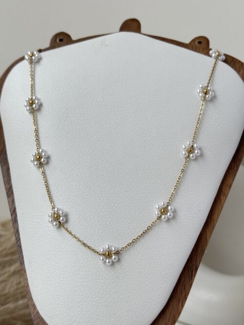 Graceful Pearl Cluster Necklace
