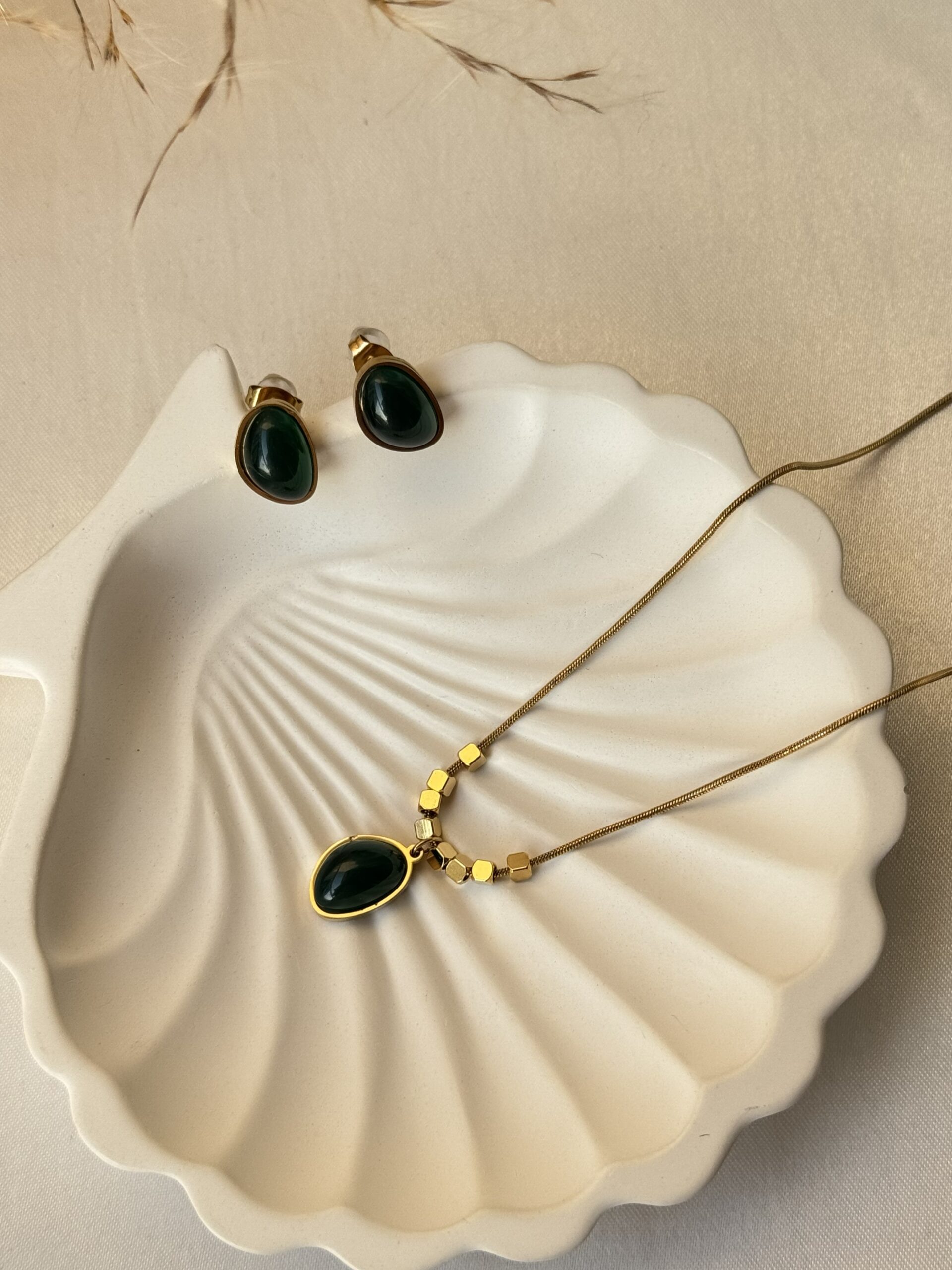 Emerald Aura Necklace Jewellery Set
